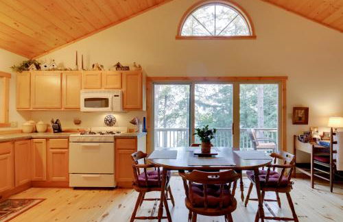 Waterfront Mercer Cabin with Wraparound Porch! - Foto 6