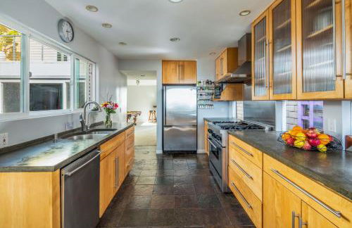 Beach Resort Home with Ocean Views Jacuzzi & Sauna! - Foto 37