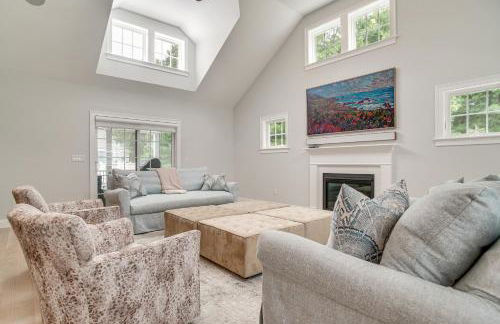 2 Mi to Public Beach! Cape Cod Gem with Fire Pit - Foto 1