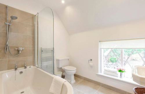 Dorney Windsor Legoland 5 Star Stay for upto 14 guests - Photo 78