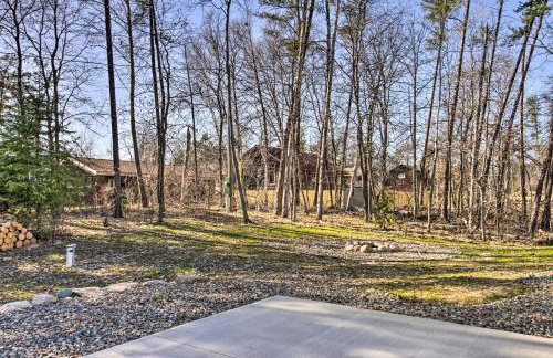 Breezy Point Cabin with Fire Pit - Walk to Lake - Foto 21