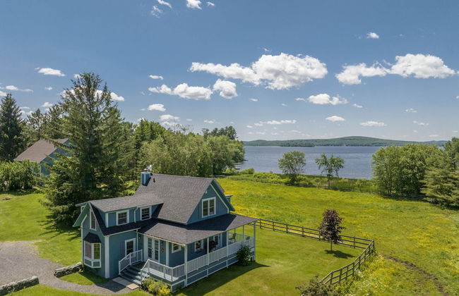 Lovely LacBrome 3 Bdrm Lakefront Cottage - Photo 17