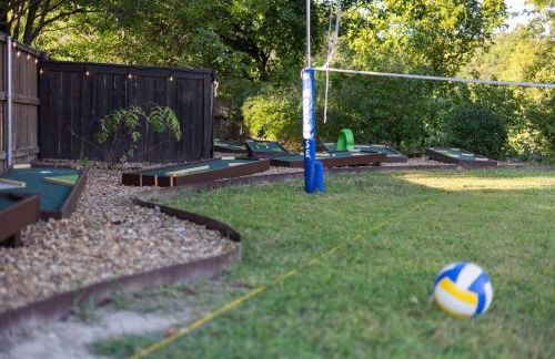 Heated Pool & Spa Mini Golf Bowling Game Room perfect for family - Photo 61