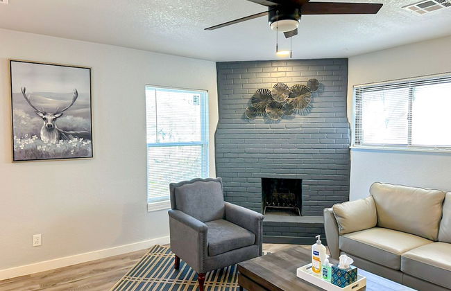 Vintage Gem in Prime Location Cozy 1BR Oasis - Photo 5