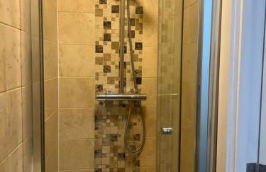 Two Bedroom Hanwell Modern Nest - Photo 6