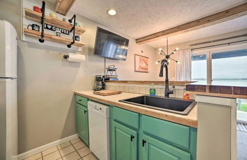 Updated Onekama Resort Condo on Portage Lake! - Foto 11