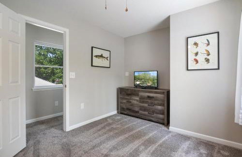 New! 2 Homes-Firepit, Hot Tub, Huge Yard and Dock - Foto 31