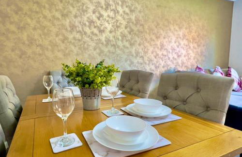 Stylish City Apartment with Free Parking near Town - Foto 9