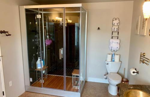 Stunning 3,400 sq ft Lake House w Boat Dock, Sauna, Steam Shower, and More - Foto 16