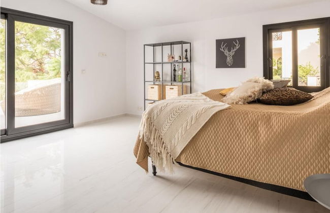 Magnificent And Modern Decorated Villa - Photo 2