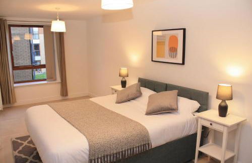 Spacious 2 Bed 2 Bath Apartment & Free Parking - LGW 10min drive - Foto 1