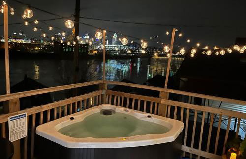 Cozy Riverfront Bungalow with Stunning Views - Foto 4