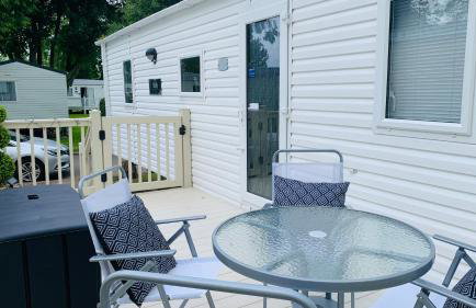 WL56 - FREE WIFI -Amazing Cosy Three Bedroom Mobile Home with DECKING Haggerston CASTLE Holiday Park - ENTERTAINMENT PASSES NOT INCLUDED! - Foto 1