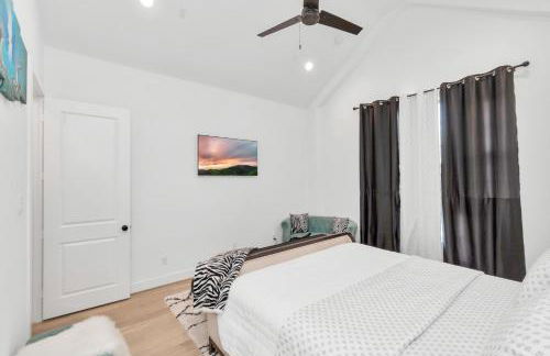 Tranquil Downtown Escape with Backyard - Photo 65