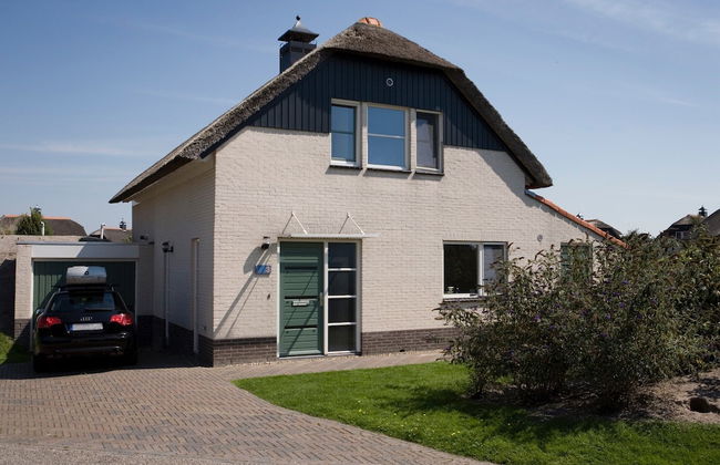 Beautiful Villa With Conservatory - Photo 15