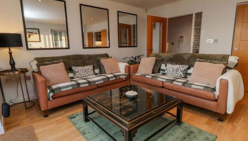 A Stone's Throw - Photo 4