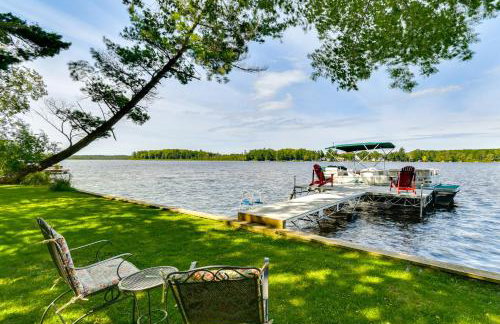 Lakefront Retreat with Pedal Boat and Dock in Kalkaska - Foto 1