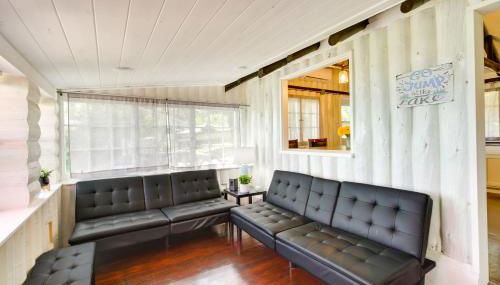 Lakefront Motley Cabin with Private Deck and Dock! - Foto 3