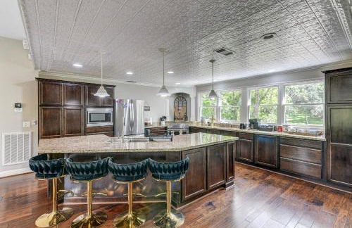 The San Bernard River waterfront provides private access to a spa, boat ramp, and jet skiing - Photo 59