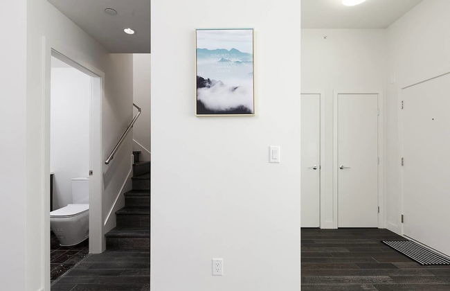 Modern Bright Townhome in Richmond - Photo 3