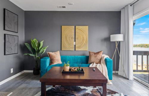 New Renovated 5BD Home with Hot Tub Sauna & Game Rm - Foto 25