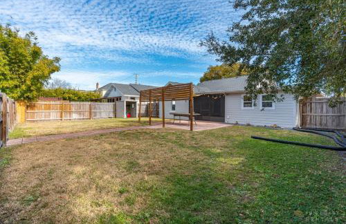 Adorable Dog Friendly Home with Fenced Yard, Office, STEPS to Canal & Hospital! - Foto 32