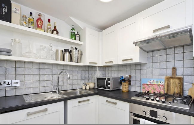 Bright one Bedroom Apartment With Balcony in Maida Vale by Underthedoormat - Foto 4