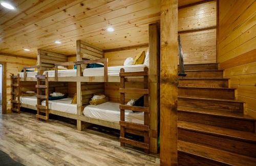 The Nomi Lodge - Sleeps 28 - Gorgeous Rustic Cabin, Centrally Located, Tons of Amenities - Photo 21