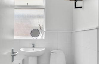 Solace Nights - Large Modern House - 4 Bedrooms - Near M6 & Spaghetti Junction - Fast WiFi - Netflix - Photo 11