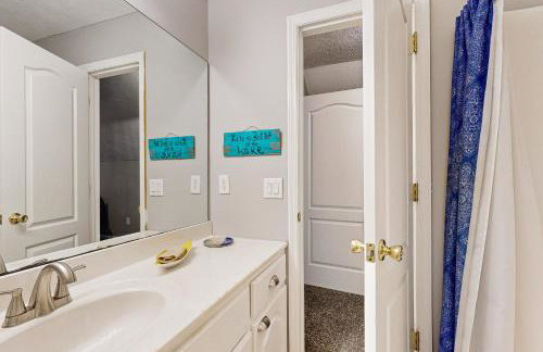 1 Mi to Pickwick Lake! Tranquil Wooded Cabin - Foto 13