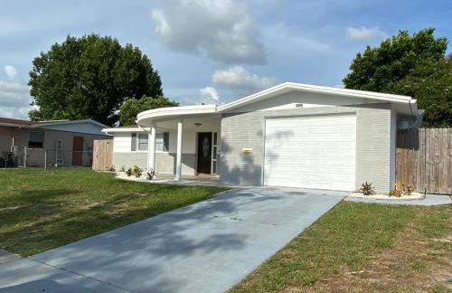 Cozy 3-bed home close to beautiful beaches. - Photo 2