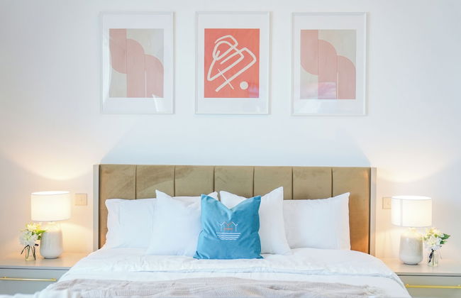 Yogi - Serene Romance in a Stylish Studio with City Views - Photo 3