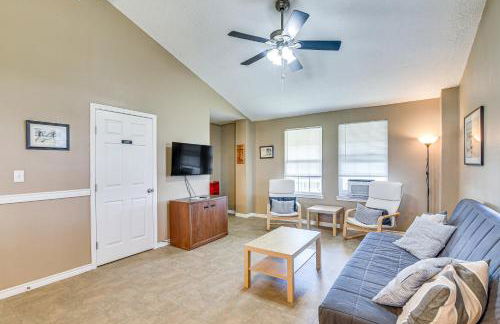 Walk to Shore Crystal Beach Home with Deck! - Foto 4