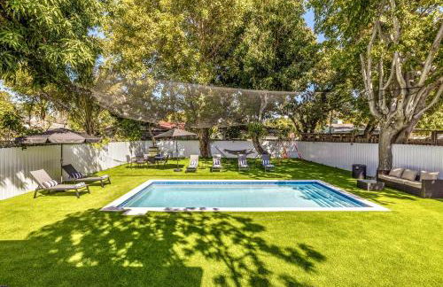 Luxury Miami Pool House Private Backyard Oasis Near Wynwood and Miami International Airport - Photo 2