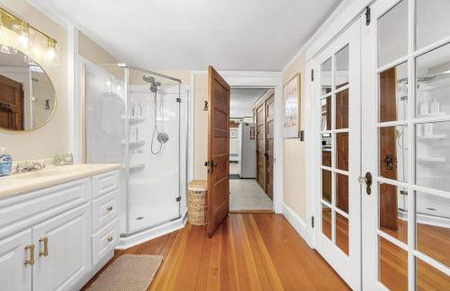 Coastal Red Farmhouse w/Firepit - Holiday Home - Foto 35