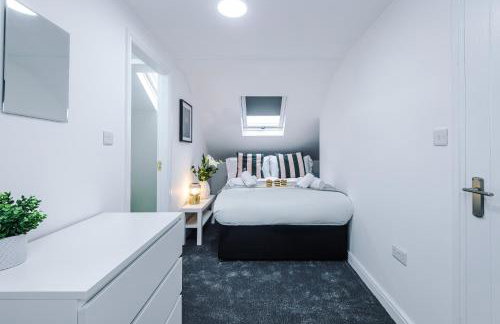 Spacious 4 Bed in Birmingham by 53 Degrees Property, Ideal for Business or Families, Games Room! - Foto 29