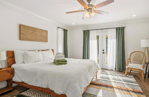 Boho Retreat with 2 Masters and Plenty of Space - Foto 26