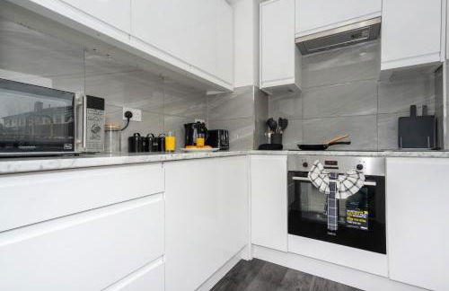 Beautiful Orpington Home w Pool Table and Driveway - Photo 50