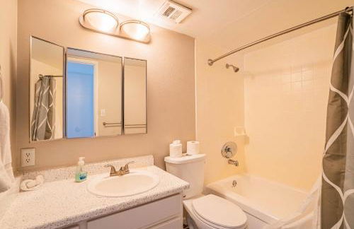 Spacious 2 Bedroom, 2 Bath, Pool, Free Parking, Gym - Foto 54