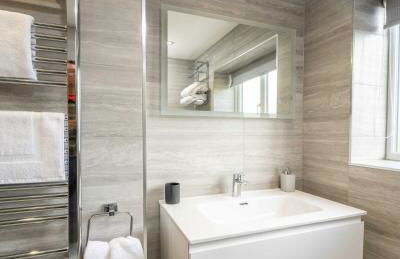 6 Bedroom, 2 Bathroom Modern, Spacious Home - Foto 7