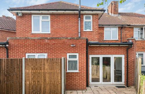 Spacious 4 Bedroom Home, Prime Location, Parking - Photo 6