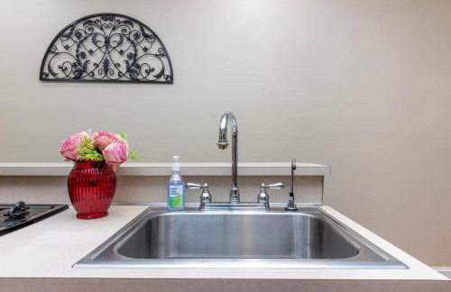 The Broadway Bungalow Walk to Riverwalk Dining! - Foto 35