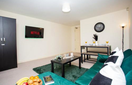 Contemporary 2BR Retreat - Fast WiFi, Smart TV & Steps from Station! - Foto 12