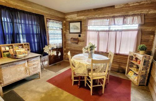 TJs Escape Landmark Oak Tree 1mile2river - Foto 18