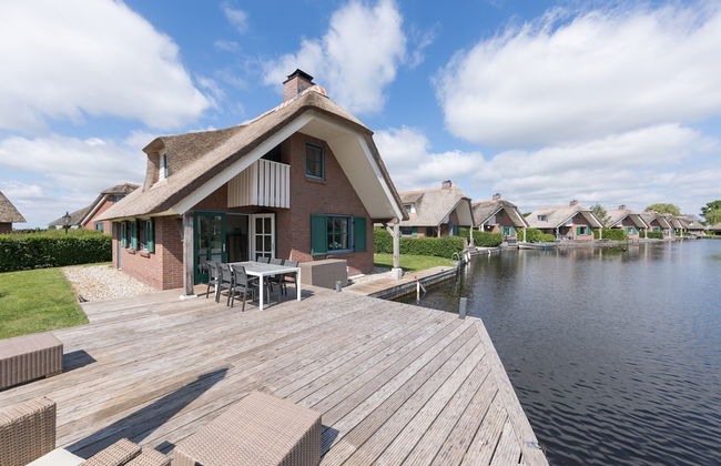 Giethoorn Villa With Modern Touch - Photo 1