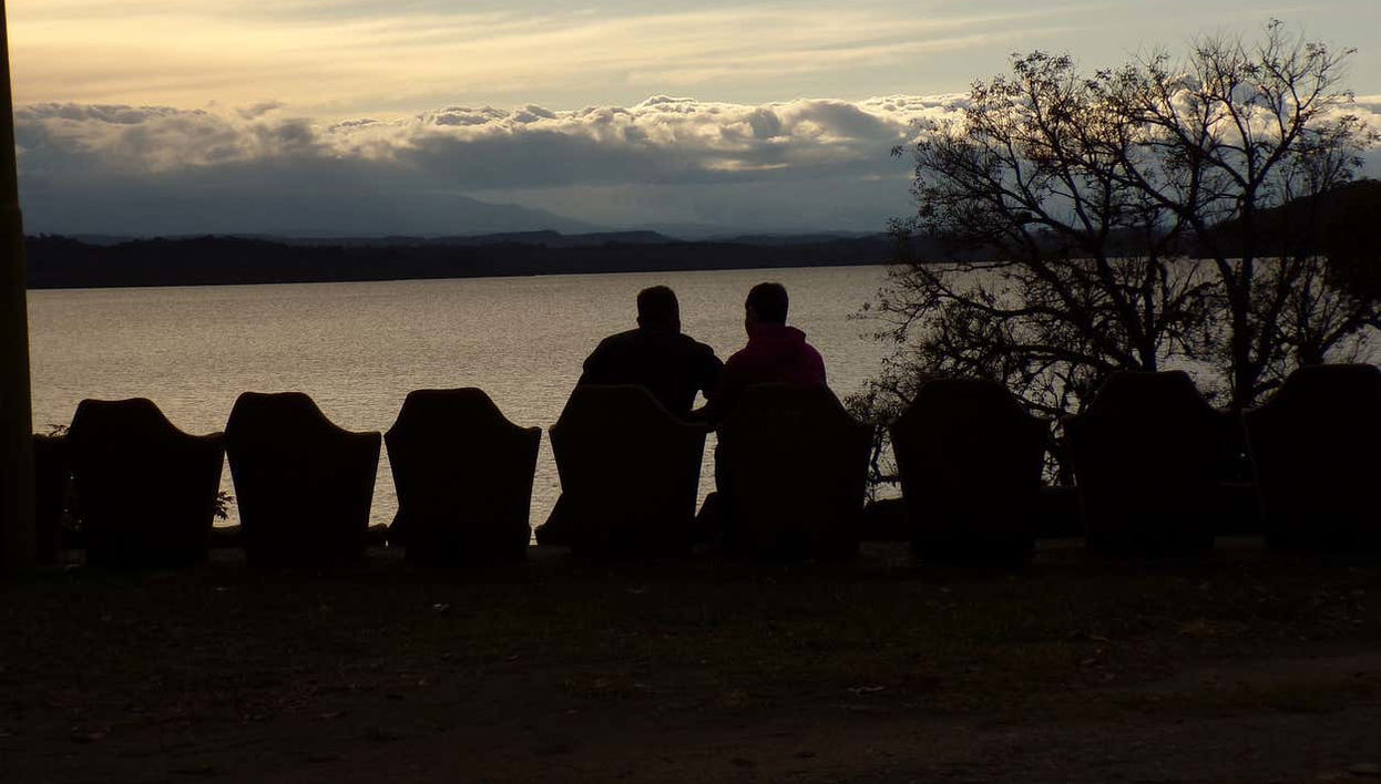 Contemplando el dique El Cadillal