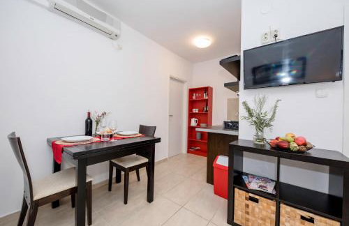 Apartments by the Beach with Pool and Lounge Beds - Miral Apartments - Foto 36