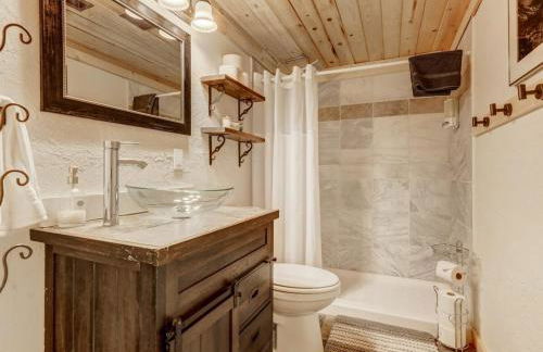 Pinetop Cabin Hot Tub BBQ Arcade Scenic Escape - Foto 45