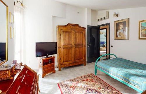 Villa con piscina e giardino a due passi dal mare. - Foto 14