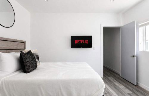 Upscale 4BR Townhouse Sleeps 8 with Fast WiFi - Foto 16